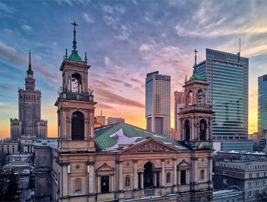 All Saints Kilisesi 'nin güzel panoramik hava aracı görüntüsü. Grzybowski Meydanı, Varşova Şehri Gökdelenleri, PKiN ve Varso Kulesi' nde inşa halinde olan Roma Katolik kilisesi. Varşova, Polonya.