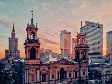 All Saints Kilisesi 'nin güzel panoramik hava aracı görüntüsü. Grzybowski Meydanı, Varşova Şehri Gökdelenleri, PKiN ve Varso Kulesi' nde inşa halinde olan Roma Katolik kilisesi. Varşova, Polonya.