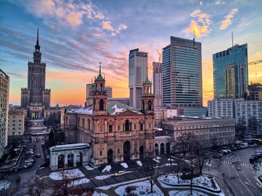 All Saints Kilisesi 'nin güzel panoramik hava aracı görüntüsü. Grzybowski Meydanı, Varşova Şehri Gökdelenleri, PKiN ve Varso Kulesi' nde inşa halinde olan Roma Katolik kilisesi. Varşova, Polonya.