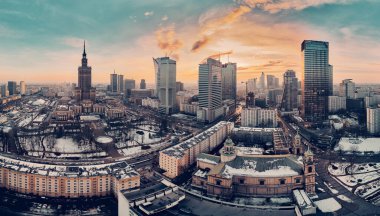All Saints Kilisesi 'nin güzel panoramik hava aracı görüntüsü. Grzybowski Meydanı, Varşova Şehri Gökdelenleri, PKiN ve Varso Kulesi' nde inşa halinde olan Roma Katolik kilisesi. Varşova, Polonya.