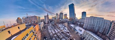 All Saints Kilisesi 'nin güzel panoramik hava aracı görüntüsü. Grzybowski Meydanı, Varşova Şehri Gökdelenleri, PKiN ve Varso Kulesi' nde inşa halinde olan Roma Katolik kilisesi. Varşova, Polonya.