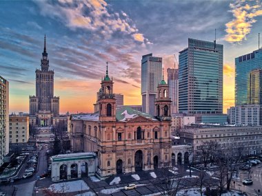 All Saints Kilisesi 'nin güzel panoramik hava aracı görüntüsü. Grzybowski Meydanı, Varşova Şehri Gökdelenleri, PKiN ve Varso Kulesi' nde inşa halinde olan Roma Katolik kilisesi. Varşova, Polonya.