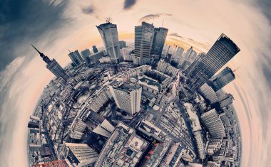 All Saints Kilisesi 'nin güzel panoramik hava aracı görüntüsü. Grzybowski Meydanı, Varşova Şehri Gökdelenleri, PKiN ve Varso Kulesi' nde inşa halinde olan Roma Katolik kilisesi. Varşova, Polonya.