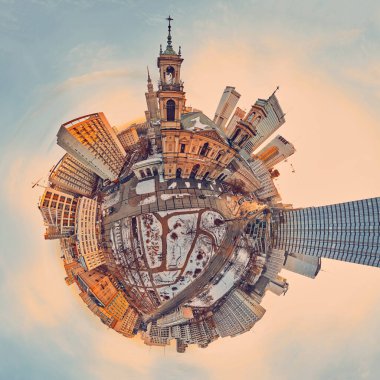 All Saints Kilisesi 'nin güzel panoramik hava aracı görüntüsü. Grzybowski Meydanı, Varşova Şehri Gökdelenleri, PKiN ve Varso Kulesi' nde inşa halinde olan Roma Katolik kilisesi. Varşova, Polonya.
