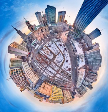 All Saints Kilisesi 'nin güzel panoramik hava aracı görüntüsü. Grzybowski Meydanı, Varşova Şehri Gökdelenleri, PKiN ve Varso Kulesi' nde inşa halinde olan Roma Katolik kilisesi. Varşova, Polonya.