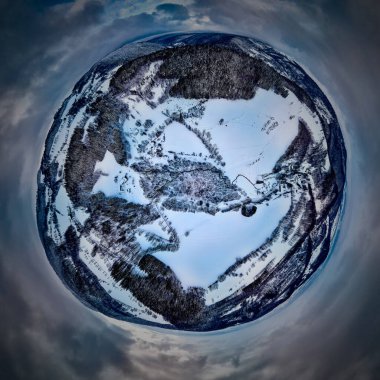 Bir kar yağışı sırasında Stolowe dağlarındaki kış manzarasında güzel panoramik hava aracı manzarası. Stolowe Dağları Ulusal Parkı, Polonya, Avrupa.