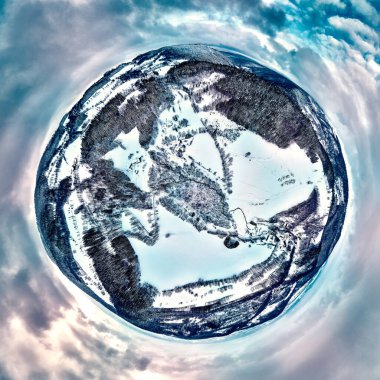 Bir kar yağışı sırasında Stolowe dağlarındaki kış manzarasında güzel panoramik hava aracı manzarası. Stolowe Dağları Ulusal Parkı, Polonya, Avrupa.