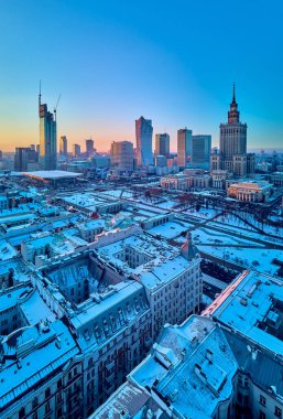 SAVAŞ, POLAND - 31 Ocak 2021: Varşova Şehri Gökdelenleri, PKiN ve Varso Kulesi 'nde inşa halindeki güzel panoramik hava aracı görüntüsü ve 19 Ocak günbatımında 19.