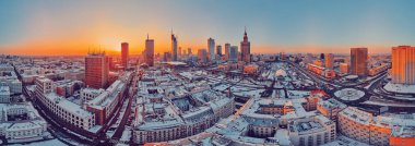 SAVAŞ, POLAND - 31 Ocak 2021: Varşova Şehri Gökdelenleri, PKiN ve Varso Kulesi 'nde inşa halindeki güzel panoramik hava aracı görüntüsü ve 19 Ocak günbatımında 19.
