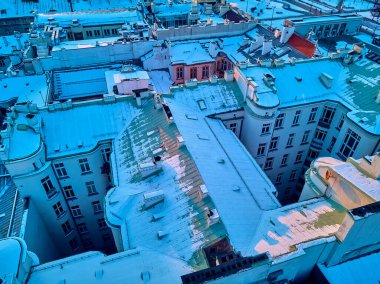 Varşova 'nın 19. yüzyıldan kalma kiralık evlerinin kar kaplı çatılarında, Varşova, Polonya, Varşova' da güzel panoramik tepeden tırnağa insansız hava aracı görüntüsü..