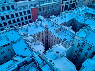 Varşova 'nın 19. yüzyıldan kalma kiralık evlerinin kar kaplı çatılarında, Varşova, Polonya, Varşova' da güzel panoramik tepeden tırnağa insansız hava aracı görüntüsü..