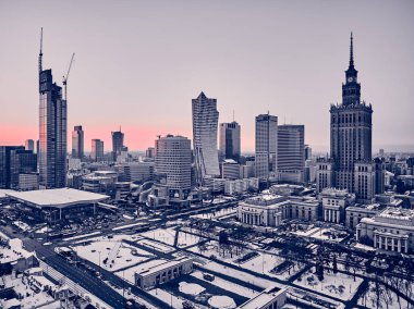 SAVAŞ, POLAND - 31 Ocak 2021: Varşova Şehri Gökdelenleri, PKiN ve Varso Kulesi 'nde inşa halindeki güzel panoramik hava aracı görüntüsü ve 19 Ocak günbatımında 19.