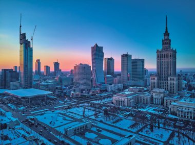 SAVAŞ, POLAND - 31 Ocak 2021: Varşova Şehri Gökdelenleri, PKiN ve Varso Kulesi 'nde inşa halindeki güzel panoramik hava aracı görüntüsü ve 19 Ocak günbatımında 19.