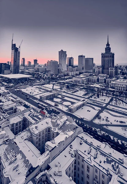 2021年1月31日 正在建设中的华沙市摩天大楼 Pkin和Varso塔以及1月日落期间的19世纪公寓房屋的美丽全景无人驾驶飞机景观 — 图库照片