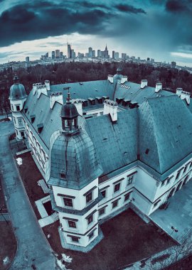 Günbatımında Varşova Şehri Gökdelenleri, PKiN ve Varso Kulesi 'ne karşı Ujazdowski Kalesi' ndeki Çağdaş Sanatlar Merkezi 'nin güzel panoramik hava aracı görüntüsü, Varşova, Polonya.