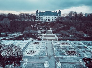 Günbatımında Varşova Şehri Gökdelenleri, PKiN ve Varso Kulesi 'ne karşı Ujazdowski Kalesi' ndeki Çağdaş Sanatlar Merkezi 'nin güzel panoramik hava aracı görüntüsü, Varşova, Polonya.