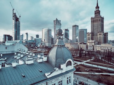 WARsaw, POLAND - 05 Şubat 2021: Varşova Şehri Gökdelenleri, PKiN ve Varso Kulesi 'nde 19. yüzyıl günbatımında inşa edilen güzel panoramik hava aracı görüntüsü