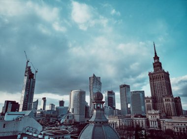 WARsaw, POLAND - 05 Şubat 2021: Varşova Şehri Gökdelenleri, PKiN ve Varso Kulesi 'nde 19. yüzyıl günbatımında inşa edilen güzel panoramik hava aracı görüntüsü