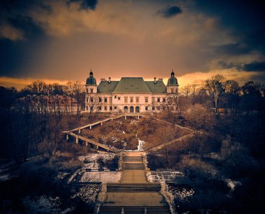 Ujazdowski Şatosu 'ndaki Çağdaş Sanat Merkezi' nin güzel panoramik hava aracı görüntüsü ve gün batımında güzel bir barok parkı, Varşova, Polonya.