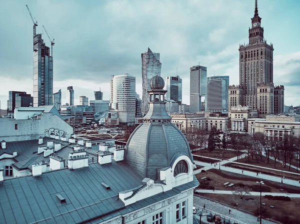 2021年2月5日 正在建设中的华沙市摩天大楼 Pkin大楼和Varso塔的美丽全景无人驾驶飞机景观 以及1月2日日落期间的19世纪公寓房屋 — 图库照片