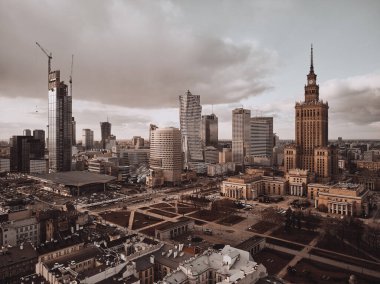 WARsaw, POLAND - 05 Şubat 2021: Varşova Şehri Gökdelenleri, PKiN ve Varso Kulesi 'nde 19. yüzyıl günbatımında inşa edilen güzel panoramik hava aracı görüntüsü