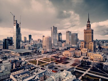 WARsaw, POLAND - 05 Şubat 2021: Varşova Şehri Gökdelenleri, PKiN ve Varso Kulesi 'nde 19. yüzyıl günbatımında inşa edilen güzel panoramik hava aracı görüntüsü