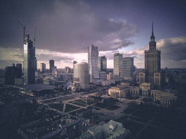 WARsaw, POLAND - 05 Şubat 2021: Varşova Şehri Gökdelenleri, PKiN ve Varso Kulesi 'nde 19. yüzyıl günbatımında inşa edilen güzel panoramik hava aracı görüntüsü