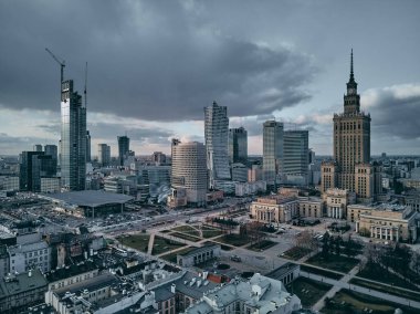 WARsaw, POLAND - 05 Şubat 2021: Varşova Şehri Gökdelenleri, PKiN ve Varso Kulesi 'nde 19. yüzyıl günbatımında inşa edilen güzel panoramik hava aracı görüntüsü