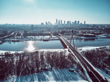 Gökdelenler ve Swietokrzyski Köprüsü (En: Holy Cross Bridge) ile Varşova şehir merkezine yapılan güzel panoramik kış hava aracı görüntüsü Polonya 'nın Varşova kentindeki Vistula nehri üzerinde kablo destekli bir köprüdür.