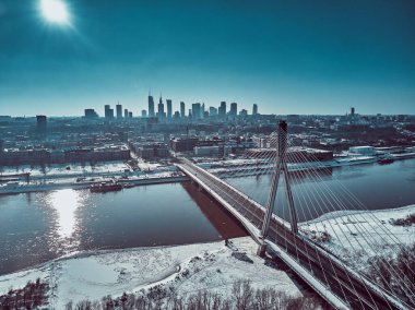 Gökdelenler ve Swietokrzyski Köprüsü (En: Holy Cross Bridge) ile Varşova şehir merkezine yapılan güzel panoramik kış hava aracı görüntüsü Polonya 'nın Varşova kentindeki Vistula nehri üzerinde kablo destekli bir köprüdür.