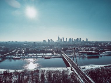 Gökdelenler ve Swietokrzyski Köprüsü (En: Holy Cross Bridge) ile Varşova şehir merkezine yapılan güzel panoramik kış hava aracı görüntüsü Polonya 'nın Varşova kentindeki Vistula nehri üzerinde kablo destekli bir köprüdür.