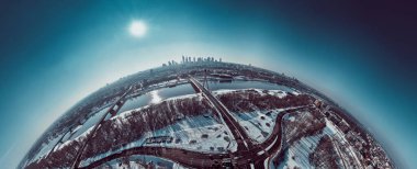 Gökdelenler ve Swietokrzyski Köprüsü (En: Holy Cross Bridge) ile Varşova şehir merkezine yapılan güzel panoramik kış hava aracı görüntüsü Polonya 'nın Varşova kentindeki Vistula nehri üzerinde kablo destekli bir köprüdür.