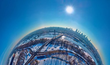Gökdelenler ve Swietokrzyski Köprüsü (En: Holy Cross Bridge) ile Varşova şehir merkezine yapılan güzel panoramik kış hava aracı görüntüsü Polonya 'nın Varşova kentindeki Vistula nehri üzerinde kablo destekli bir köprüdür.