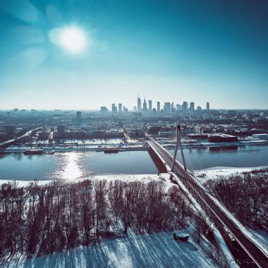Gökdelenler ve Swietokrzyski Köprüsü (En: Holy Cross Bridge) ile Varşova şehir merkezine yapılan güzel panoramik kış hava aracı görüntüsü Polonya 'nın Varşova kentindeki Vistula nehri üzerinde kablo destekli bir köprüdür.