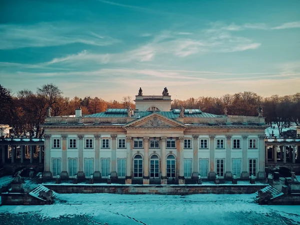 Saray 'ın (Lehçe: Palac Na Wyspie) güzel panoramik hava aracı görüntüsü, Varşova Kraliyet Hamamları Parkı' nda bulunan bir klasik saraydır..
