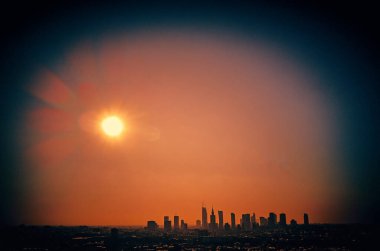 Varşova Şehir Merkezi 'nin güzel panoramik hava aracı görüntüsü gökdelenler, Polonya, AB - batan güneşin ışınlarında soyut stilize edilmiş asit grafik görüntüsü