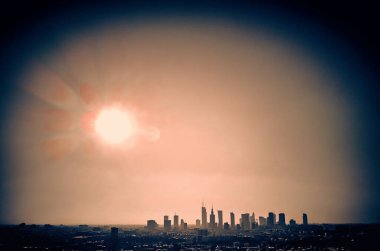 Varşova Şehir Merkezi 'nin güzel panoramik hava aracı görüntüsü gökdelenler, Polonya, AB - batan güneşin ışınlarında soyut stilize edilmiş asit grafik görüntüsü