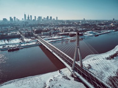 Gökdelenler ve Swietokrzyski Köprüsü (En: Holy Cross Bridge) ile Varşova şehir merkezine yapılan güzel panoramik kış hava aracı görüntüsü Polonya 'nın Varşova kentindeki Vistula nehri üzerinde kablo destekli bir köprüdür.
