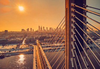 Gökdelenler ve Swietokrzyski Köprüsü (En: Holy Cross Bridge) ile Varşova şehir merkezine yapılan güzel panoramik kış hava aracı görüntüsü Polonya 'nın Varşova kentindeki Vistula nehri üzerinde kablo destekli bir köprüdür.
