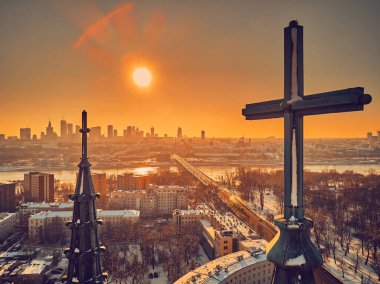Varşova Şehir Merkezi 'nin, St. Florian Katedrali, Varşova, Polonya ve AB olmak üzere iki büyük haçlı kilise kulesinden güzel panoramik hava aracı görüntüsü.