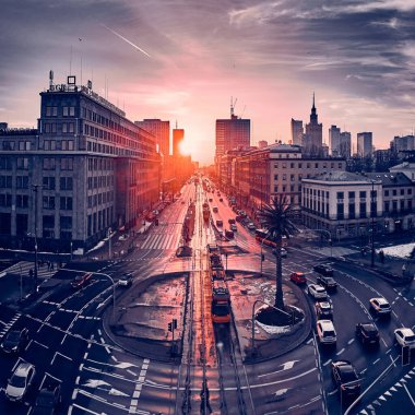 Varşova Şehir Merkezi 'nin gökdelenleri ve yapay palmiye, Polonya ve AB' nin gökdelenleriyle Varşova Şehir Merkezi 'nin güzel panoramik hava batımı drone görüntüsü