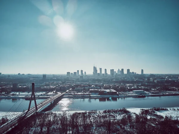 Gökdelenler ve Swietokrzyski Köprüsü (En: Holy Cross Bridge) ile Varşova şehir merkezine yapılan güzel panoramik kış hava aracı görüntüsü Polonya 'nın Varşova kentindeki Vistula nehri üzerinde kablo destekli bir köprüdür.
