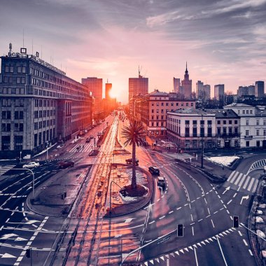 Varşova Şehir Merkezi 'nin gökdelenleri ve yapay palmiye, Polonya ve AB' nin gökdelenleriyle Varşova Şehir Merkezi 'nin güzel panoramik hava batımı drone görüntüsü