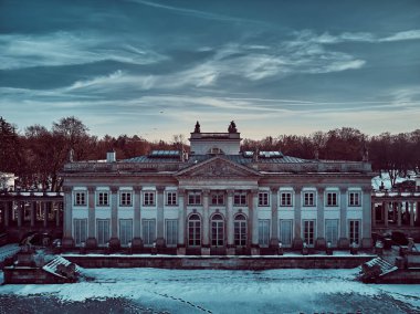 Saray 'ın (Lehçe: Palac Na Wyspie) güzel panoramik hava aracı görüntüsü, Varşova Kraliyet Hamamları Parkı' nda bulunan bir klasik saraydır..