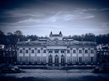 Saray 'ın (Lehçe: Palac Na Wyspie) güzel panoramik hava aracı görüntüsü, Varşova Kraliyet Hamamları Parkı' nda bulunan bir klasik saraydır..