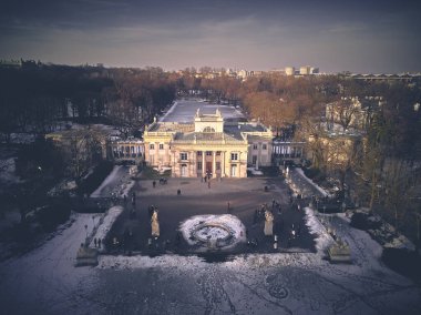 Saray 'ın (Lehçe: Palac Na Wyspie) güzel panoramik hava aracı görüntüsü, Varşova Kraliyet Hamamları Parkı' nda bulunan bir klasik saraydır..