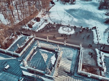 Saray 'ın (Lehçe: Palac Na Wyspie) güzel panoramik hava aracı görüntüsü, Varşova Kraliyet Hamamları Parkı' nda bulunan bir klasik saraydır..
