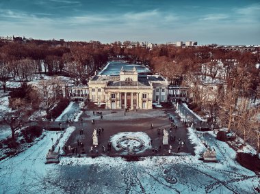 Saray 'ın (Lehçe: Palac Na Wyspie) güzel panoramik hava aracı görüntüsü, Varşova Kraliyet Hamamları Parkı' nda bulunan bir klasik saraydır..