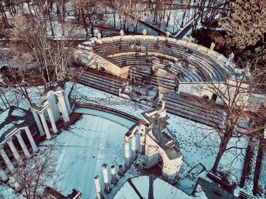 Saray 'ın (Lehçe: Palac Na Wyspie) güzel panoramik hava aracı görüntüsü, Varşova Kraliyet Hamamları Parkı' nda bulunan bir klasik saraydır..
