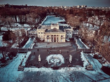 Saray 'ın (Lehçe: Palac Na Wyspie) güzel panoramik hava aracı görüntüsü, Varşova Kraliyet Hamamları Parkı' nda bulunan bir klasik saraydır..